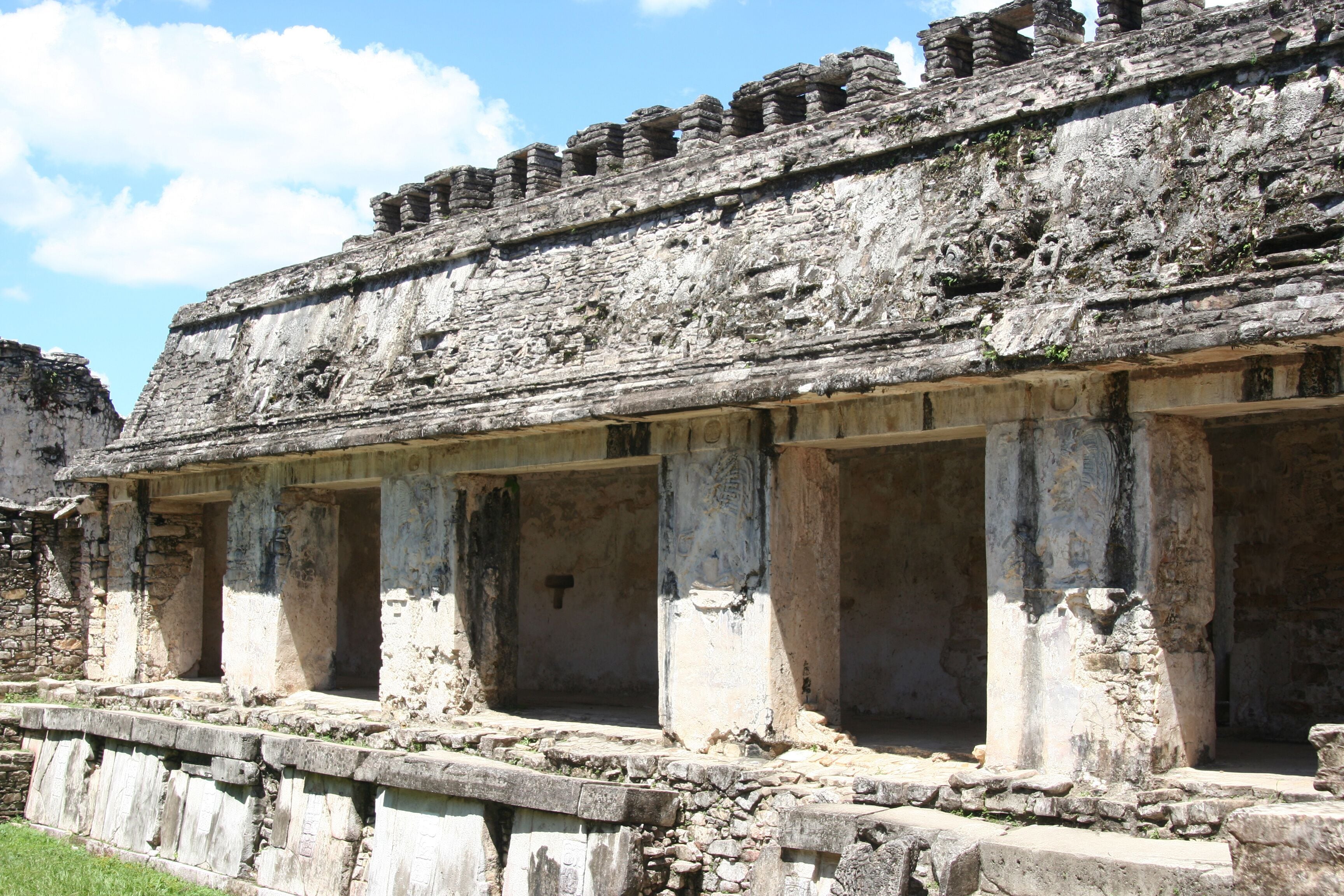 dettaglio di un cortile maya a Palenque, Messico