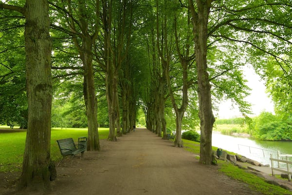 Schlosspark mit einem Fluss oder Bach und Park
