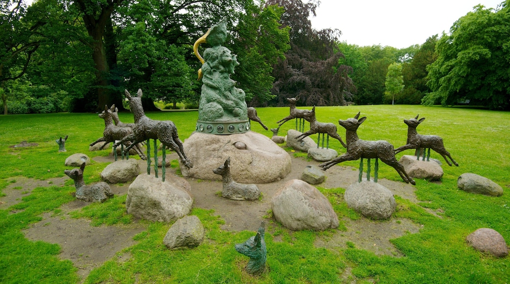 Slottsparken mostrando una estatua o escultura, un jardín y arte al aire libre