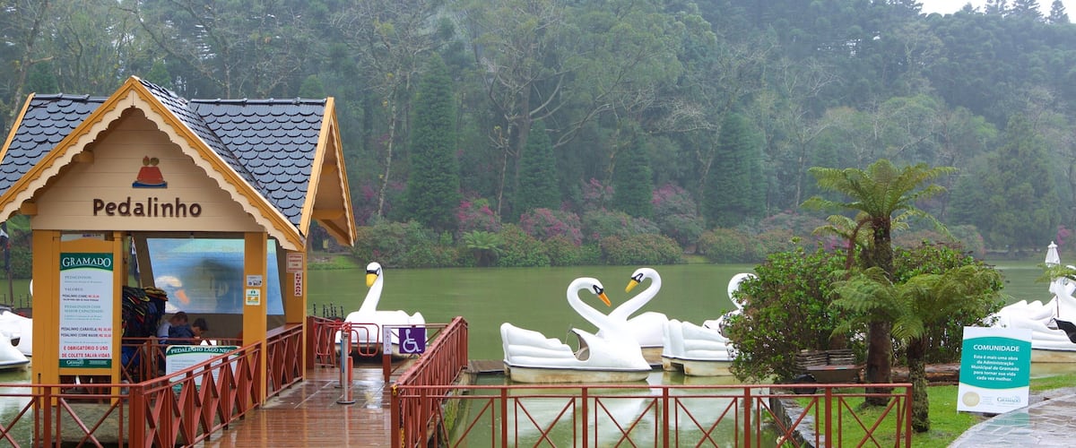 Parque do Lago Negro mit einem See oder Wasserstelle, Fahrten und Garten
