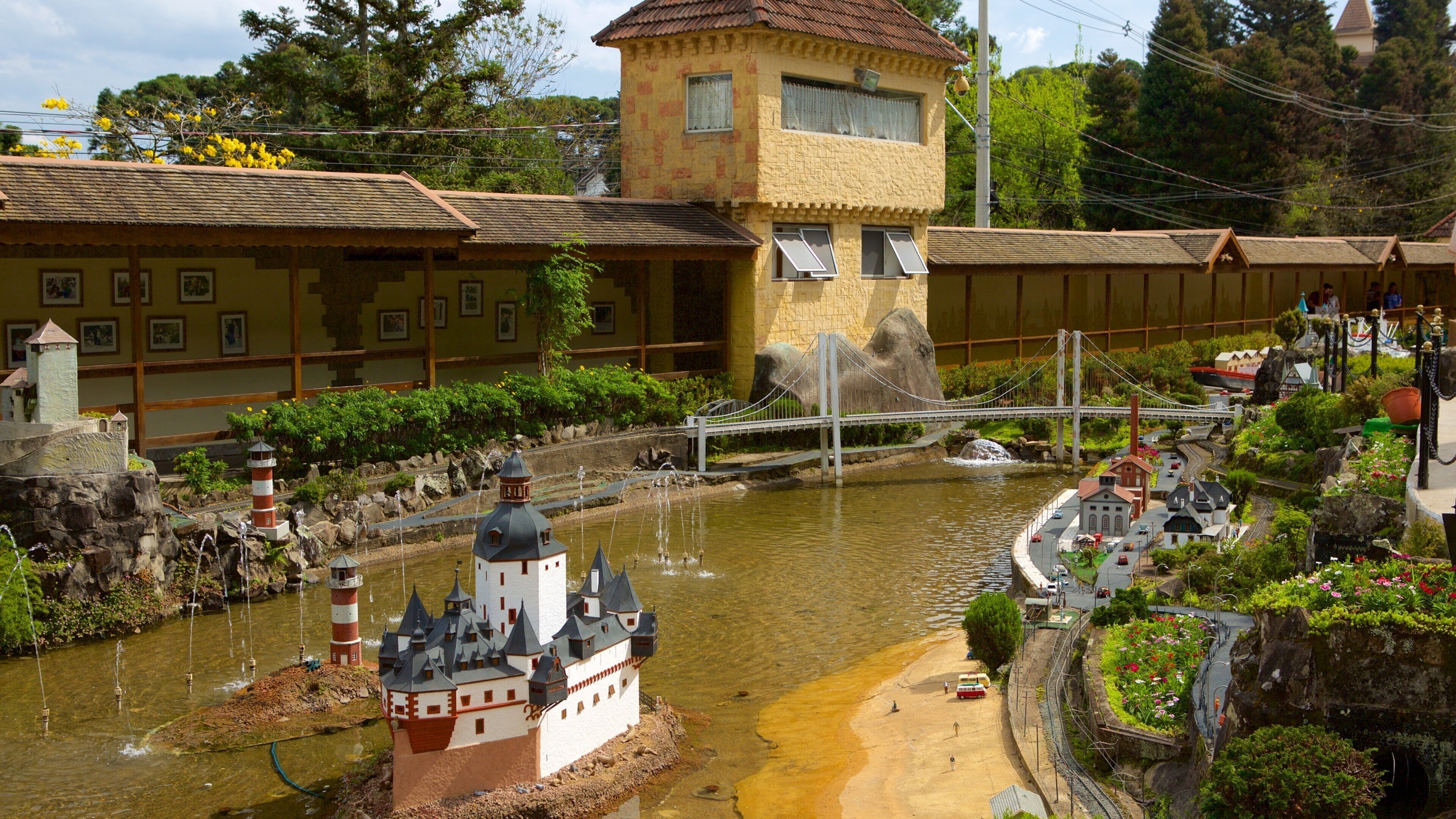 Mini Mundo showing rides