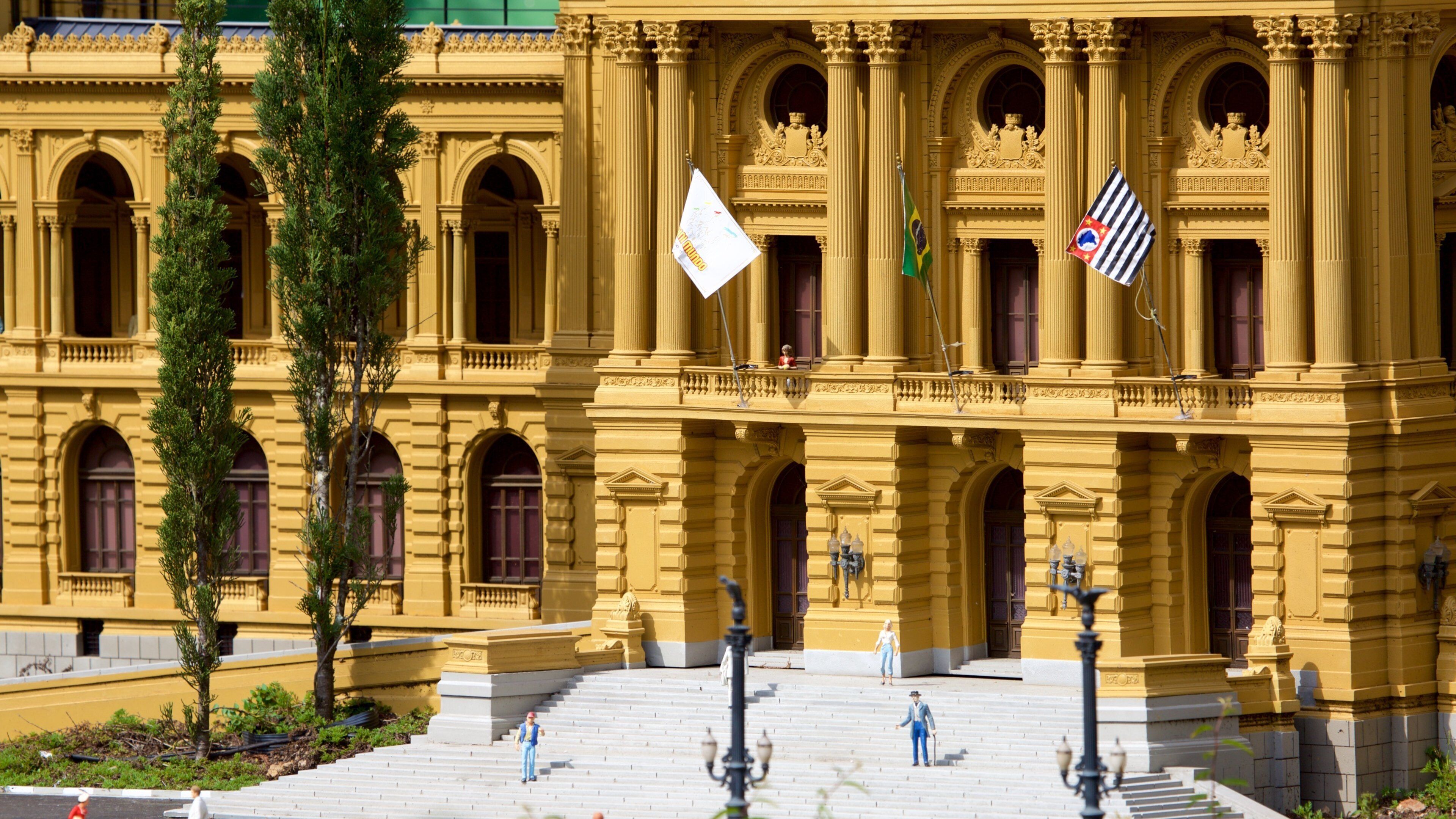 Mini Mundo featuring rides