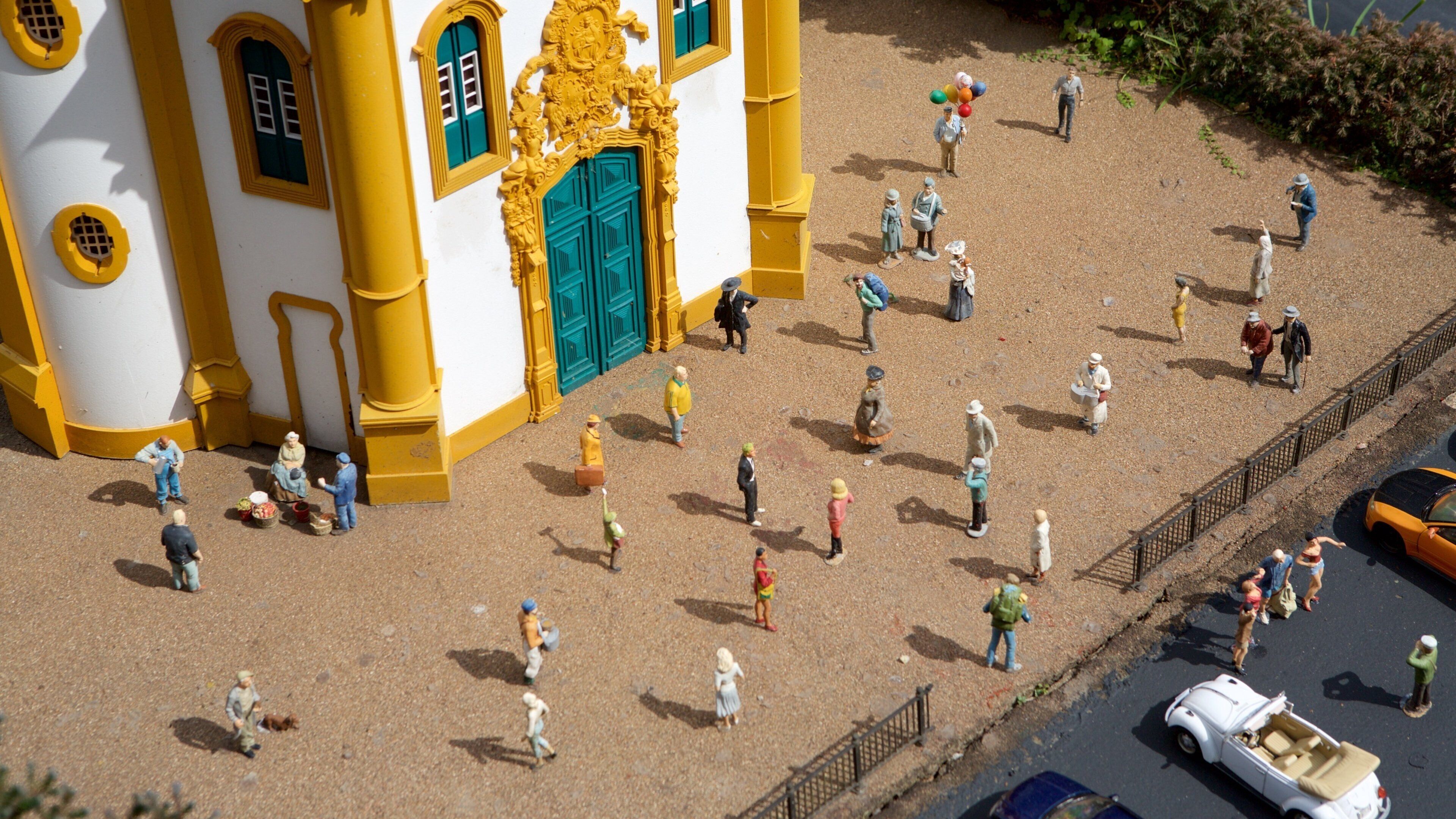 Mini Mundo showing rides