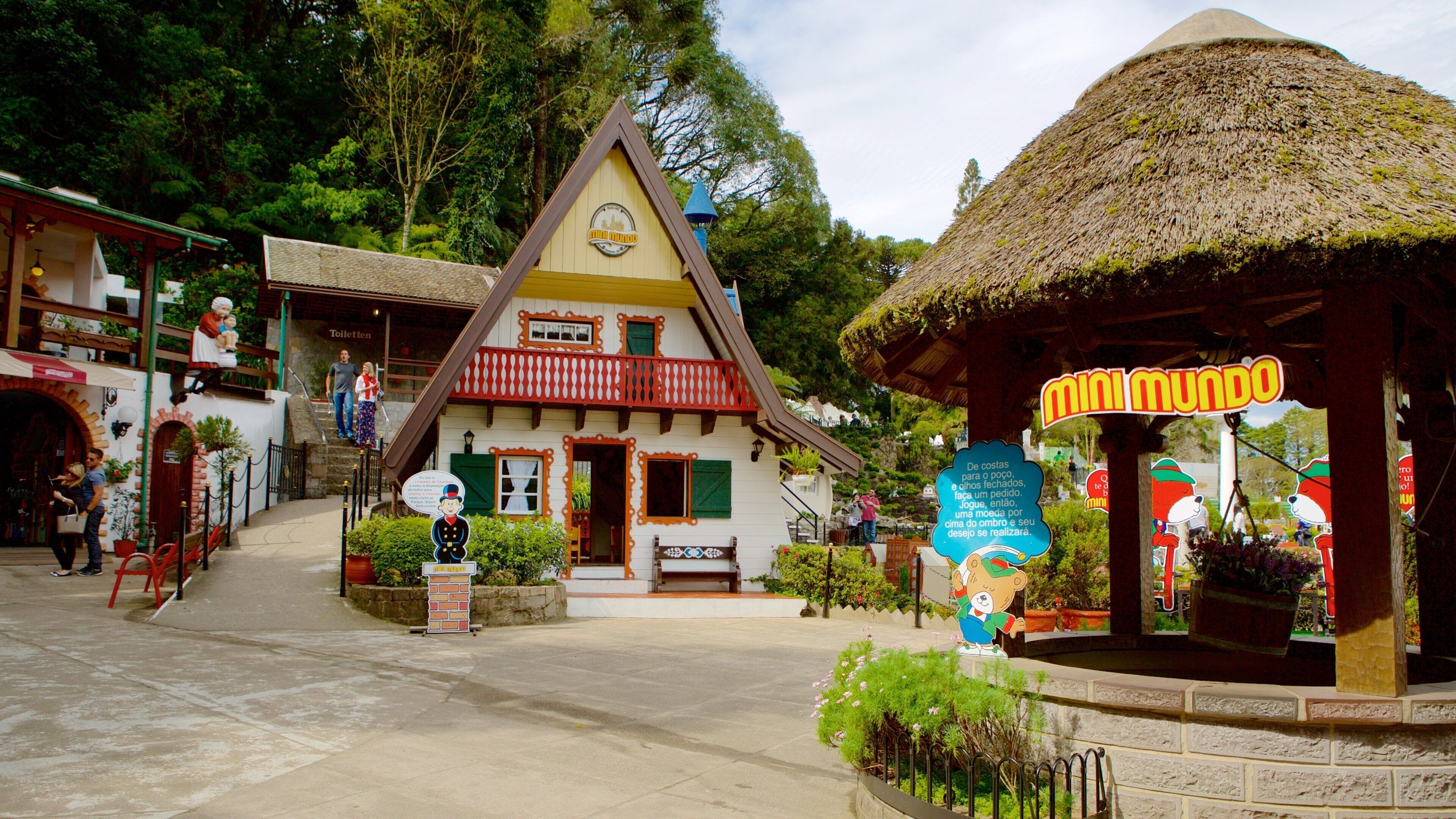 Mini Mundo which includes rides