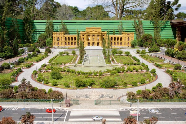 Mini Mundo which includes heritage architecture and a park