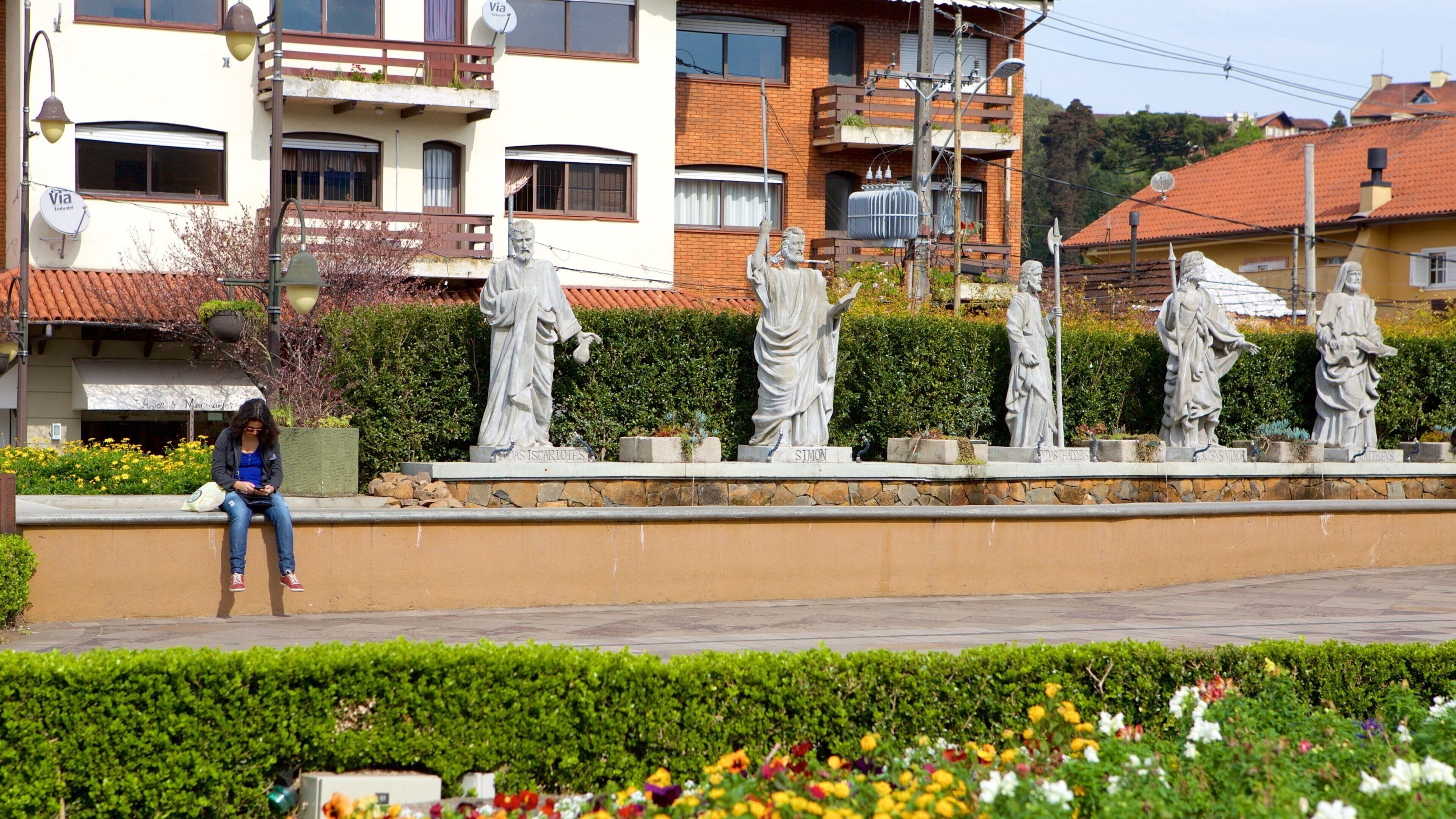 Sao Pedro Church showing a statue or sculpture and religious aspects as well as an individual female