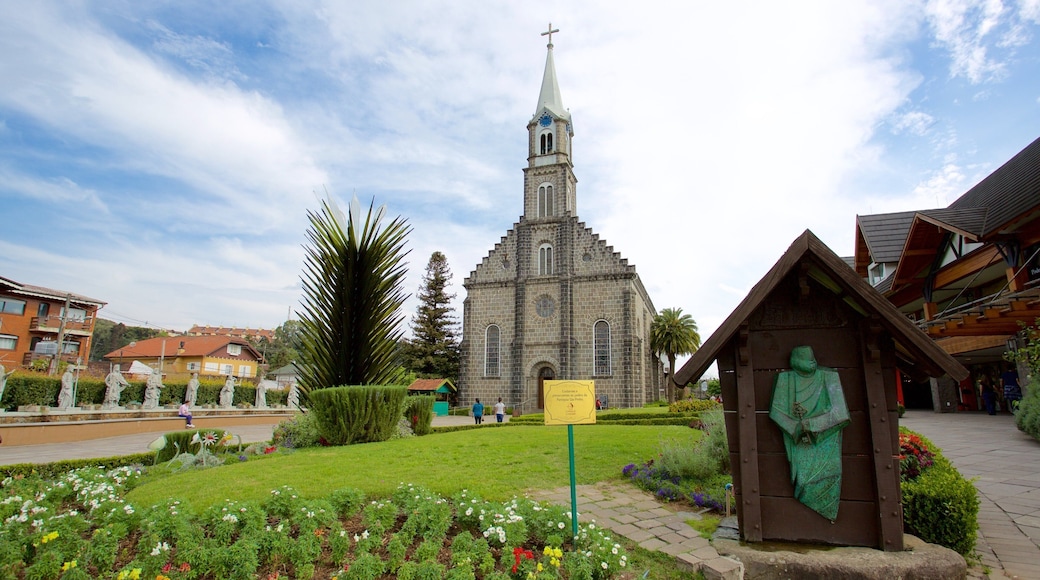 Iglesia de São Pedro mostrando una iglesia o catedral y un parque