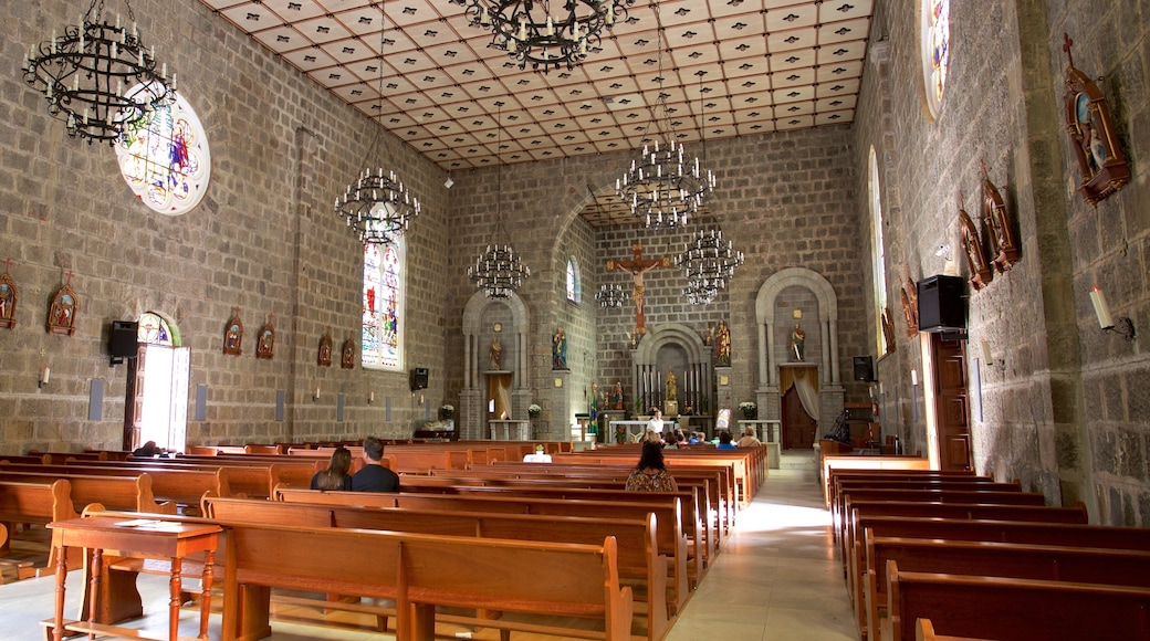 Ăglise SĂŁo Pedro montrant Ă©glise ou cathĂ©drale et vues intĂ©rieures