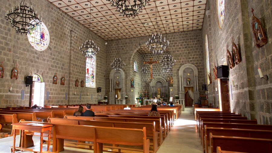 Iglesia de São Pedro que incluye una iglesia o catedral y vistas interiores