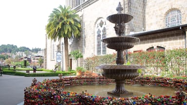 Uma fonte em frente a um edifício histórico com uma placa que diz 'Fonte do Amor Eterno'.