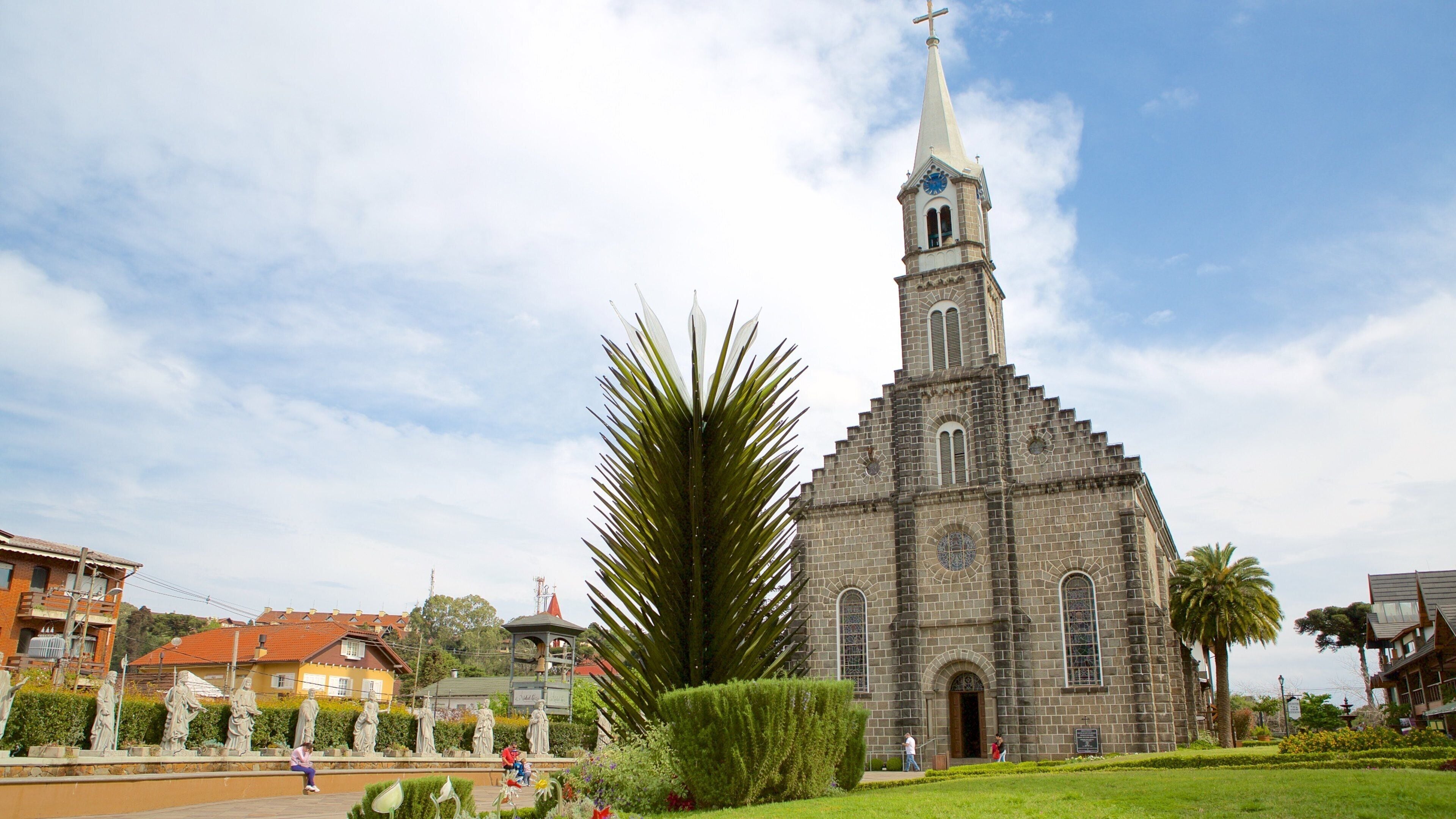 Iglesia de São Pedro que incluye aspectos religiosos, un jardín y una iglesia o catedral