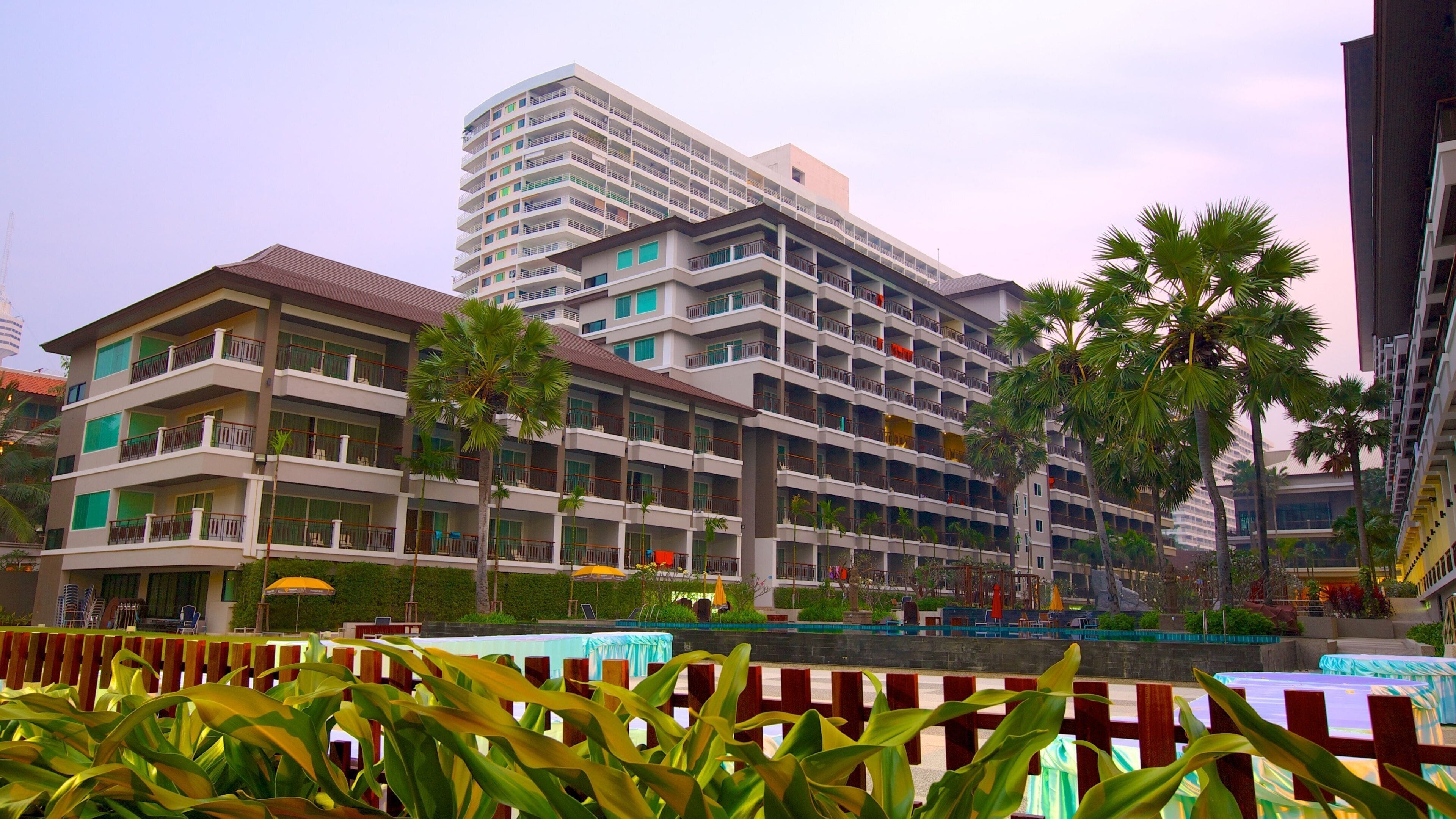 Dongtan strand som viser hotell og by