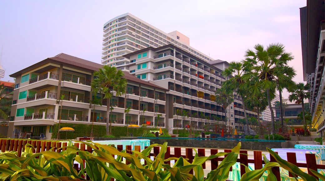 Dongtan strand som viser hotell og by