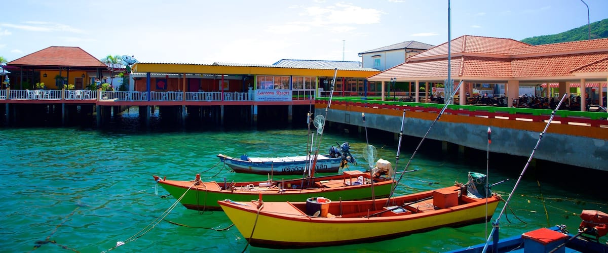 Na Baan Pier showing boating and general coastal views