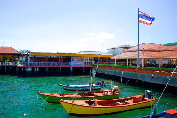 Na Baan Pier das einen allgemeine Küstenansicht und Bootfahren