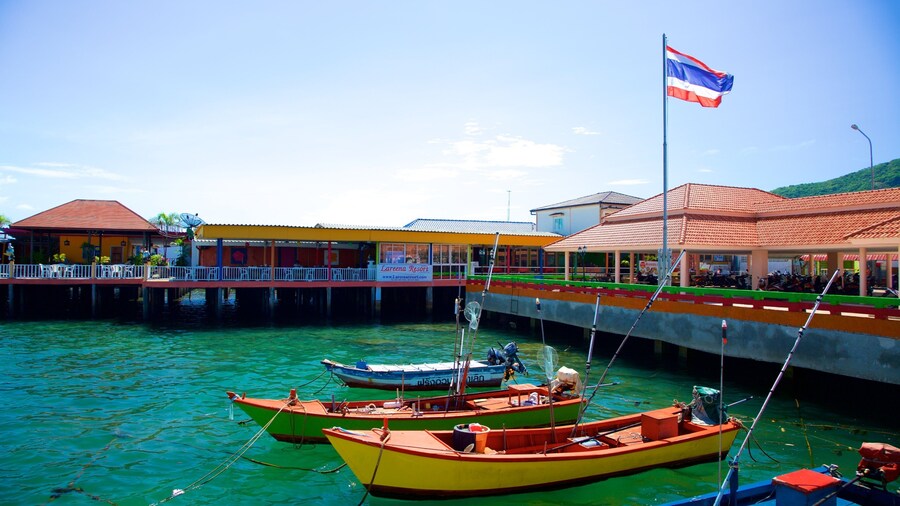 Na Baan Pier ofreciendo vista general a la costa y botes