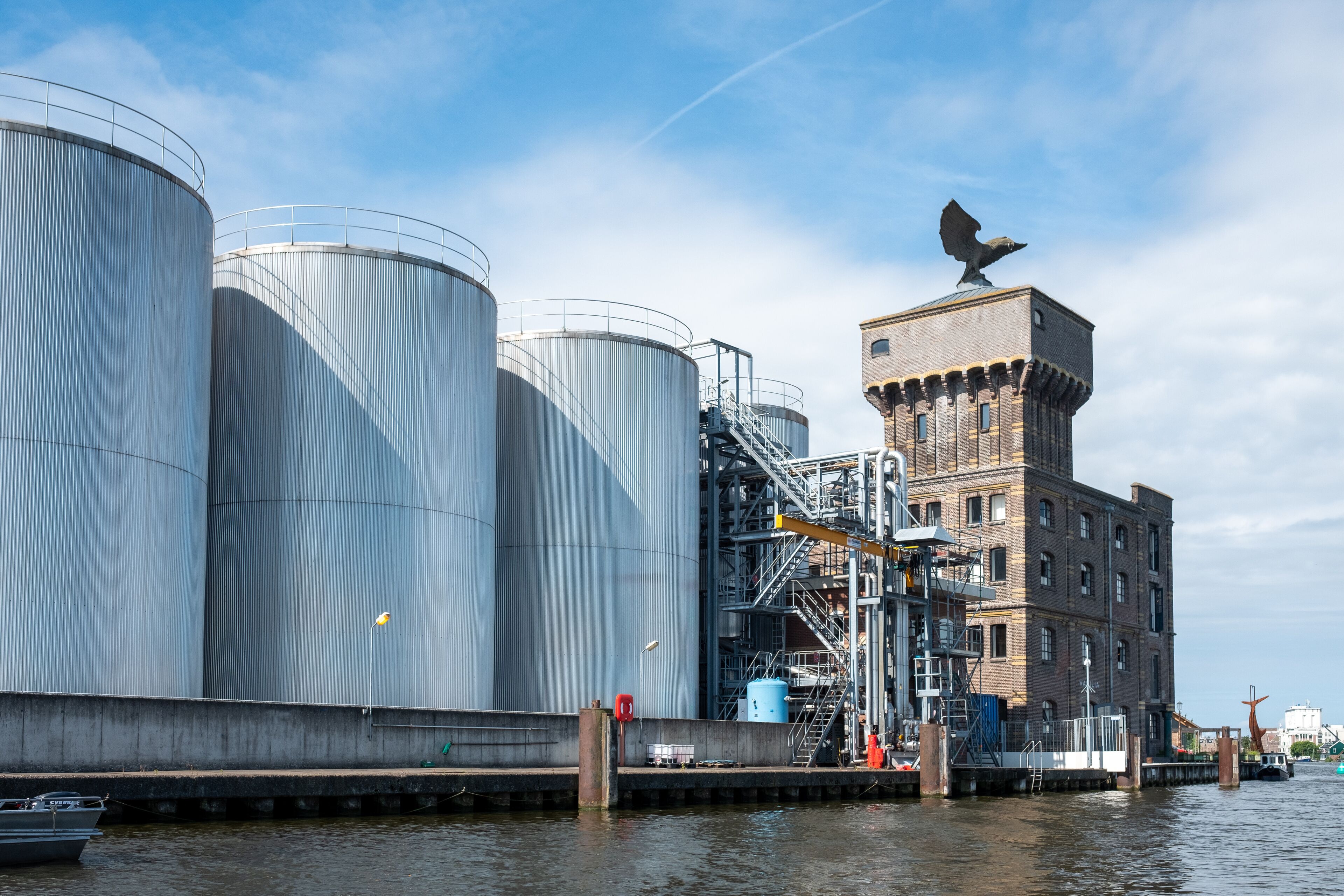 Zeepziederij De Adelaar in Wormerveer me de adelaar op de toren van de voormalige fabriek