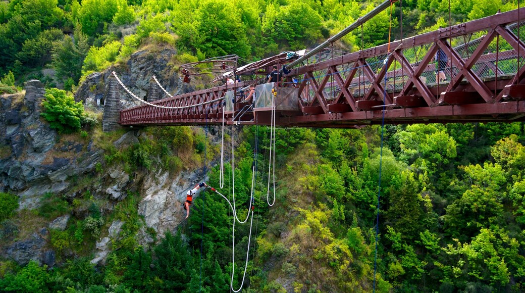 Kawaraus hängbro presenterar bungyjumping och en hängbro