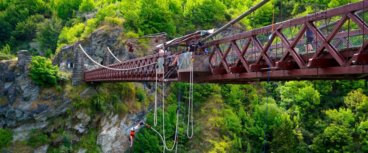 Kawarau-hangbrug toont bungeejumpen en een hangbrug of boomtoppenpad