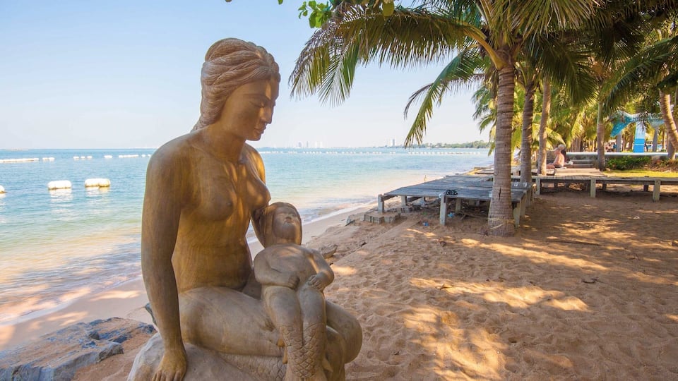 In #beach terms, #Pattaya, #Thailand 🇹🇭 is honestly not that great of a destination. Jomtien isn’t bad, but you have to travel quite far to find an actually *good* beach - to Koh Larn or here to Bang Saray.
#LifeAtExpedia