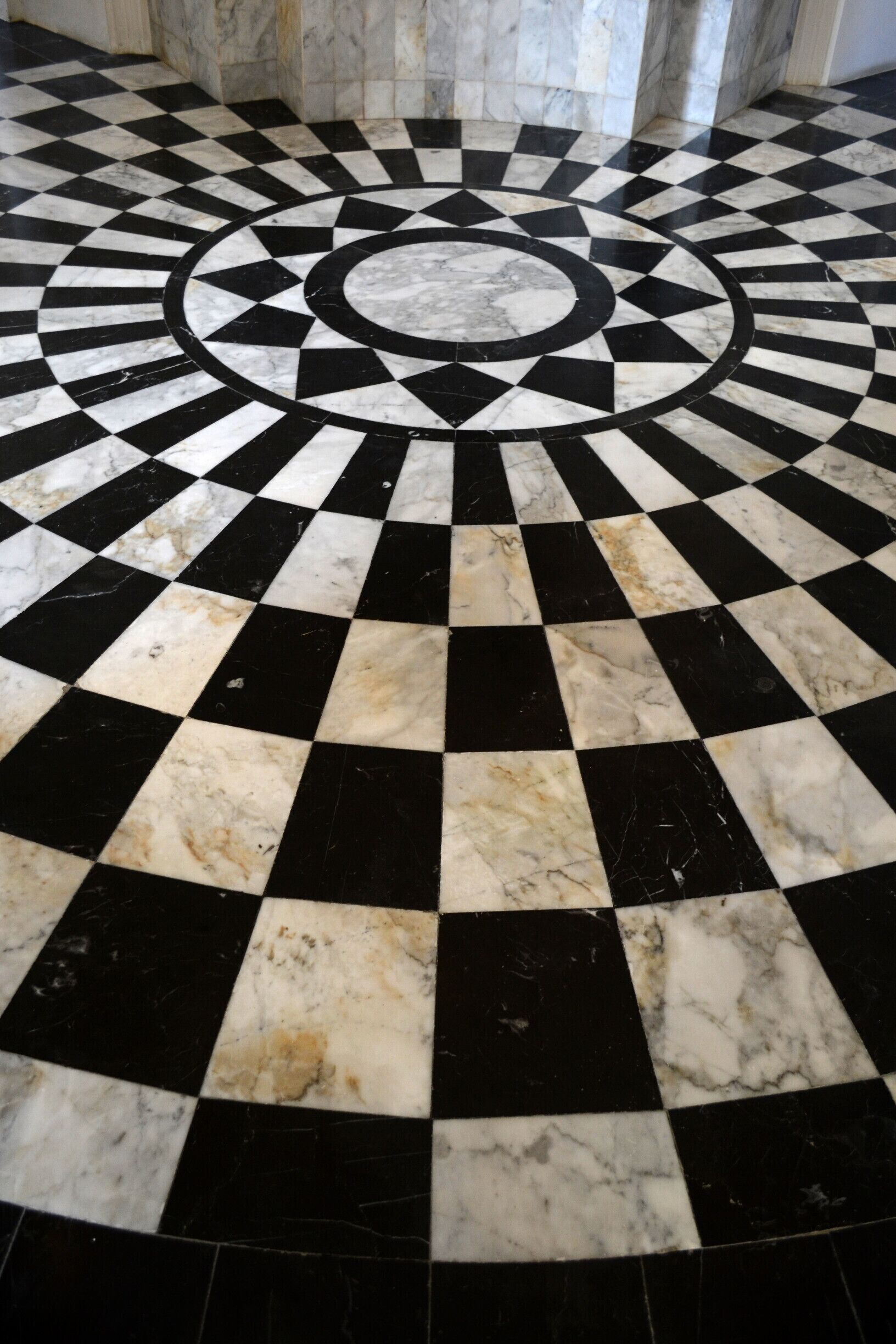 Wat Asdangkhenimitr sits in the Phra Chudadhuj Palace Museum on the southern tip of Koh Sichang. There are many ruins here that are being restored and some extensive gardens. This is a great place to spend your morning wandering around.

#Stunningstructures #architecture #Thailand #Asia #geometry #pattern