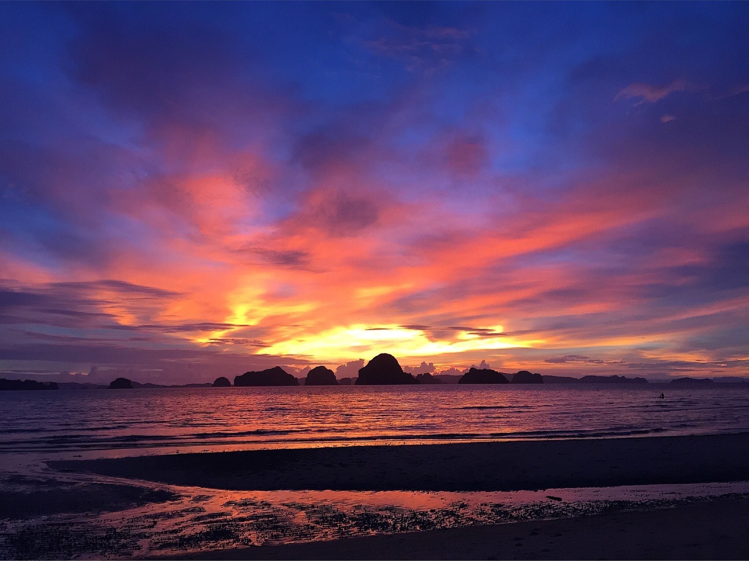 Another beautiful sunset at Tubkaek Beach. 
