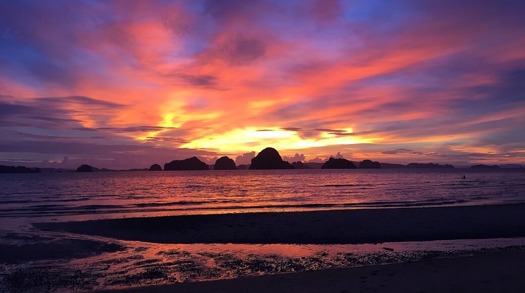 Another beautiful sunset at Tubkaek Beach.