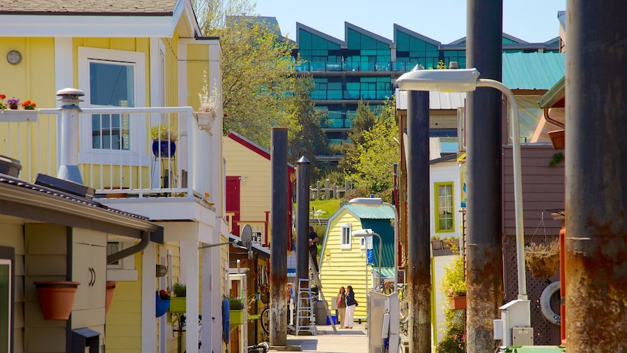 Victoria Fisherman\'s Wharf showing a coastal town and street scenes