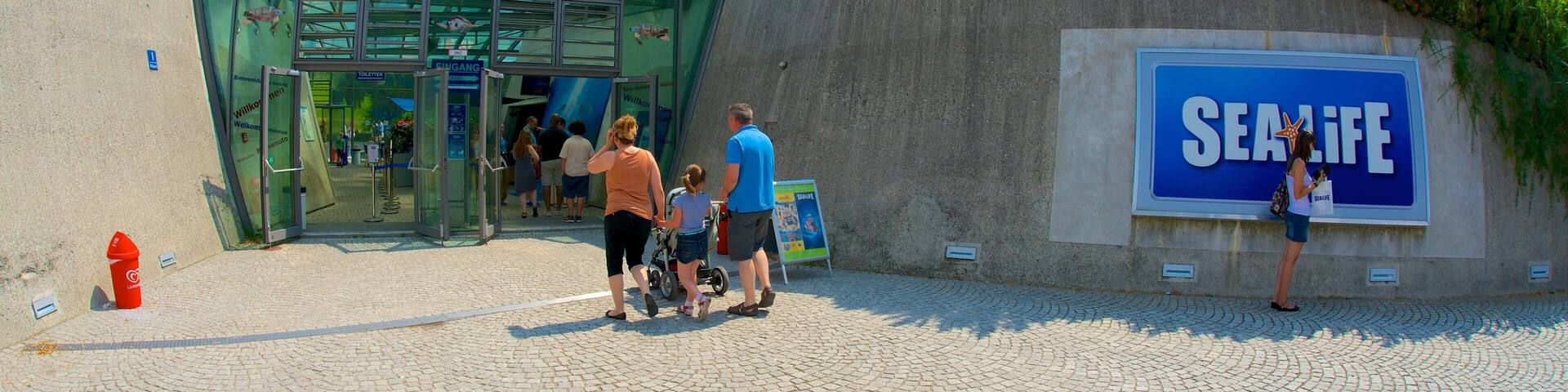 Sea Life Aquarium das einen Meeresbewohner und Beschilderung sowie Familie