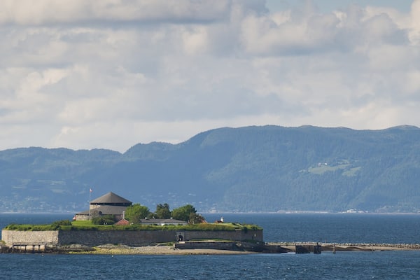 モンクス島 フィーチャー 島の画像 と 海岸線の眺め