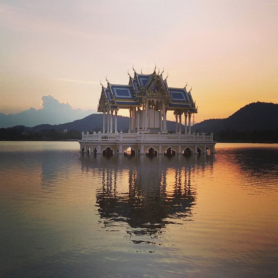 A quiet lake on the outskirts of Hua Hin with a lovely structure dedicated to HM the late King Bhumibol of Thailand. A few meters down the road is a nice temple.