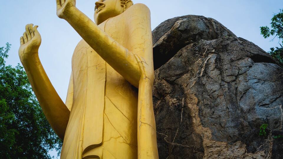 Thai Views | Wat Khao Takiap: So what’s in the pose when it comes to the many postures of Buddha? Well there are no coincidences, that’s for sure. Along one of the many beaches of Hua Hin, Thailand, sits a tiny peninsula that houses Wat Khao Takiab. Like most temples, a statue of Buddha is displayed in some shape or form. Here the statue is one of a standing Buddha with the palms of both hands upright and facing outwards, called “Repelling the Oceans”. One common meaning of this posture is the belief that on a visit to India, Buddha used the power of meditation to repel a wall of water that was unleashed by a hermit in hopes to cause a flood. There is also a second meaning “Preventing the Relative from Fighting”. Situated along the coastline of Hua Hin, I would say the former meaning to be more fitting and as I mentioned, no coincidences and hopefully no flooding to come.
.
.
.
.
#sonyalpha #sonya7riii #travelblogger #travelvlogger #travelgoals #travelguide #wanderluster #wandering #instatravel #instavacation #natgeoyourshot #lpfanphoto #troveon #southeastasia #beautifulseasia #travelsoutheastasia #thailand #huahin #igthailand #thailandinsider #amzthld #explorethailand #visitthailand #vscothailand #gulfofthailand #buddha #buddhism #buddhist #buddhastatue