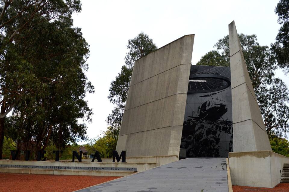 Ein Denkmal mit der Inschrift „VIETNAM 1962-1973“ und einer Hubschrauber-Skulptur.