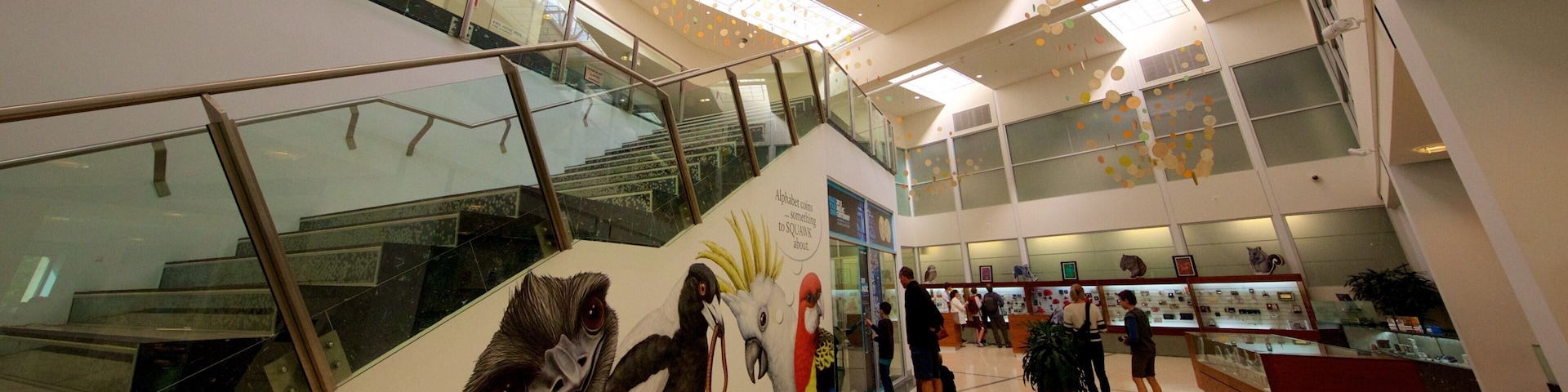 Casa da Moeda Australiana mostrando vistas internas assim como um pequeno grupo de pessoas