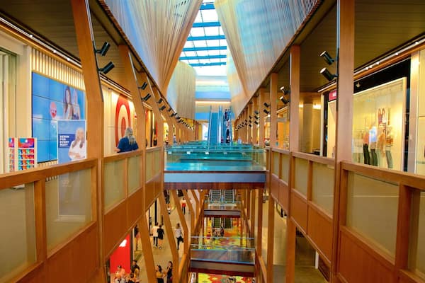 Crown Street Mall que incluye compras