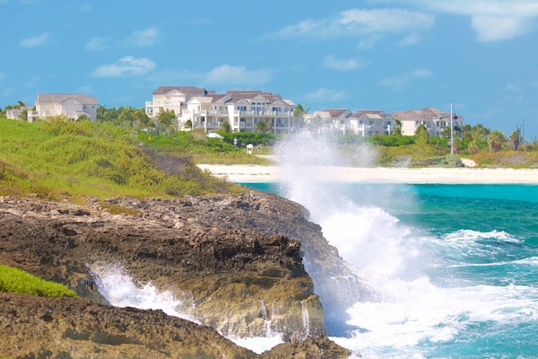 Emerald Bay mit einem Felsküste