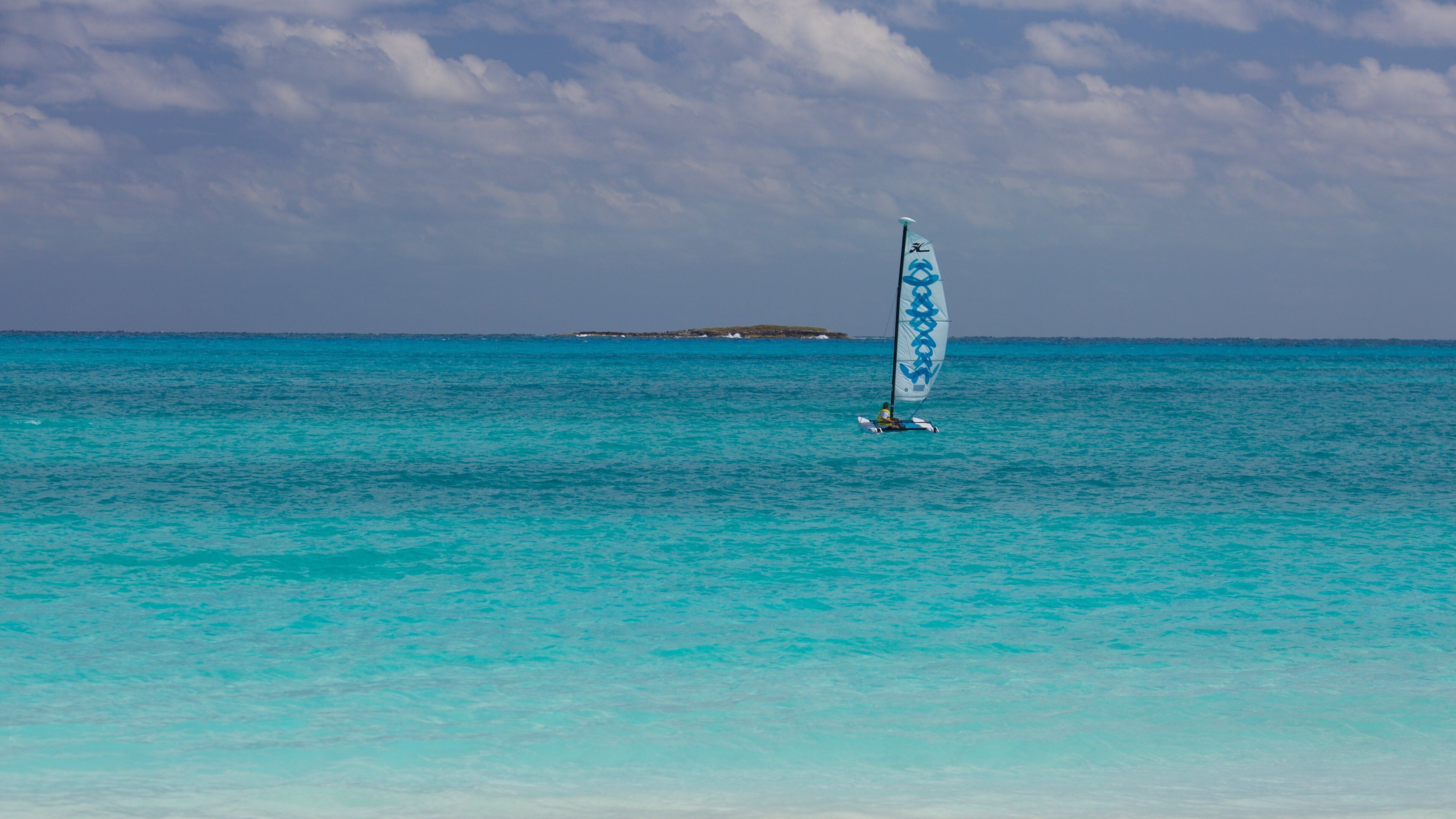 Bahía Esmeralda ofreciendo vela y vistas de una costa