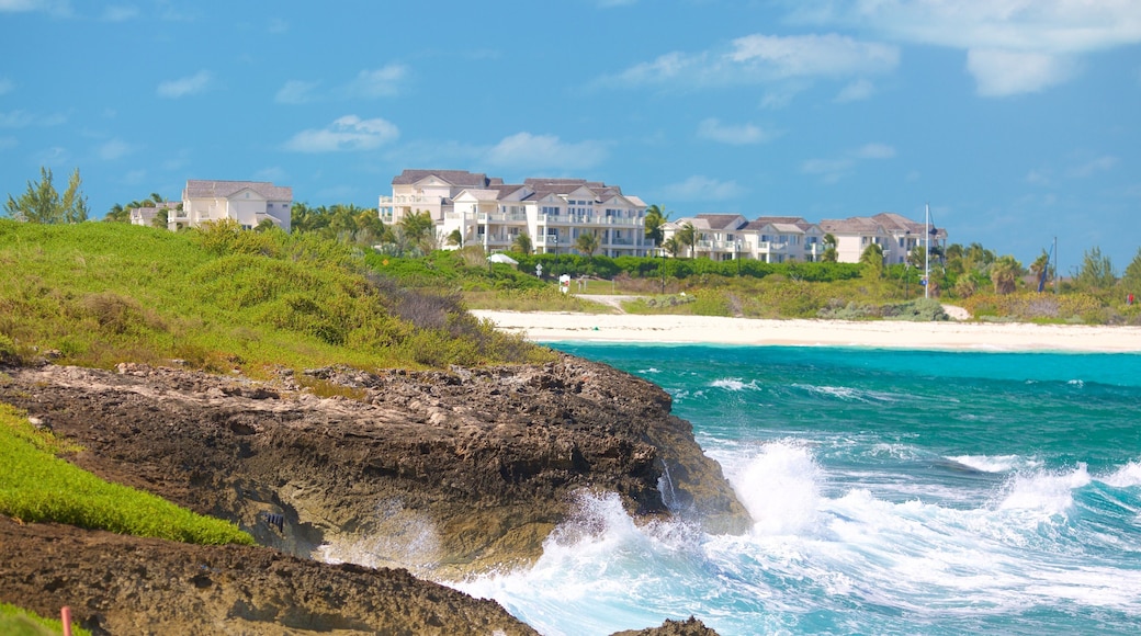 Emerald Bay presenterar en sandstrand, surfing och klippig kustlinje