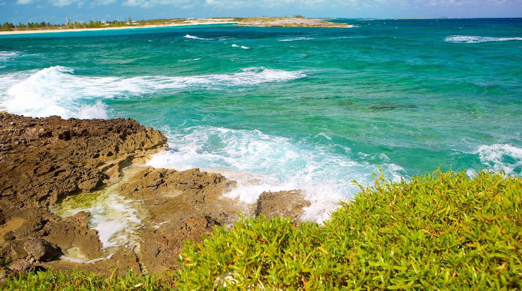 Emerald Bay presenterar klippig kustlinje och vågor