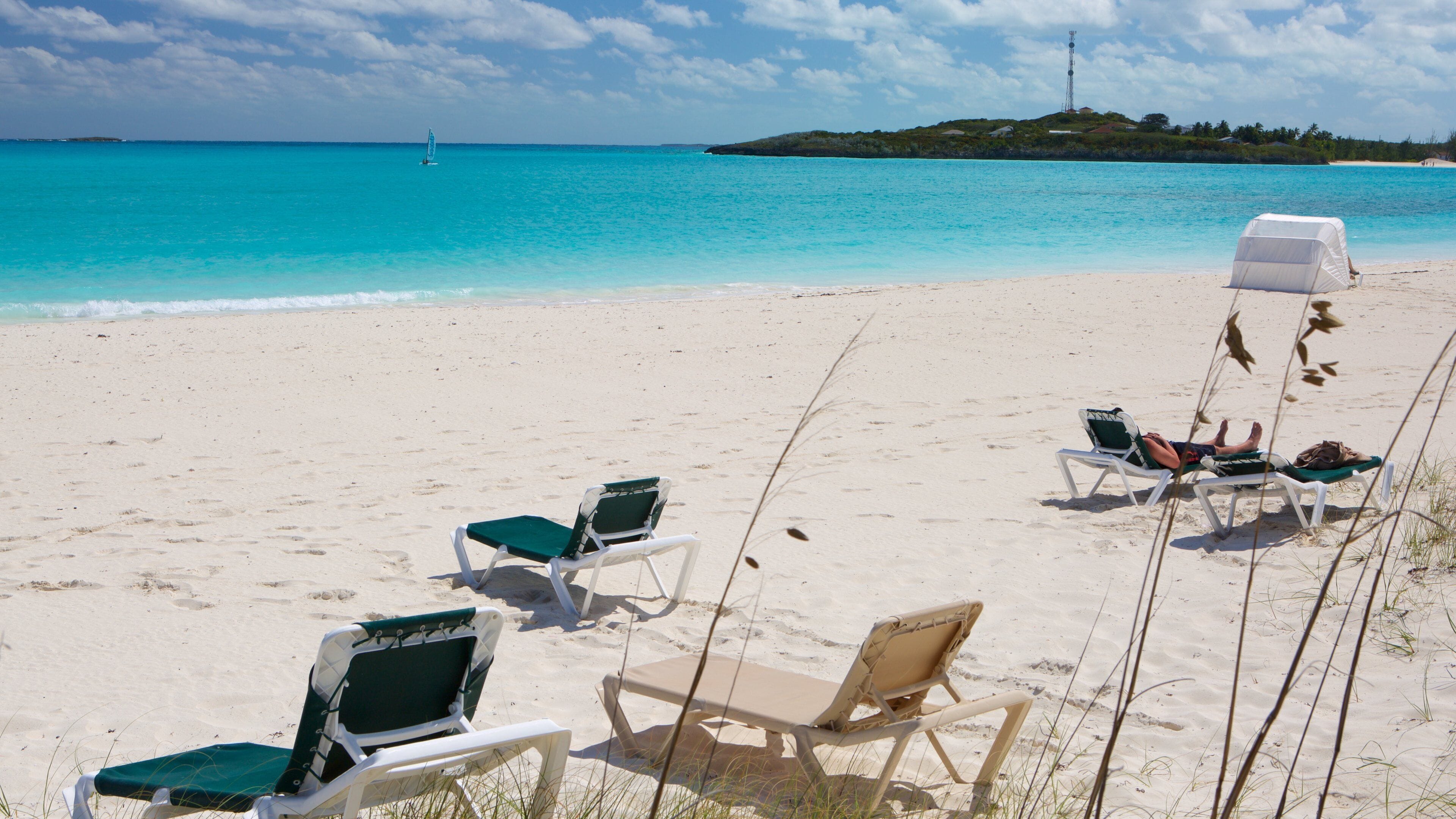 Emerald Bay showing a beach