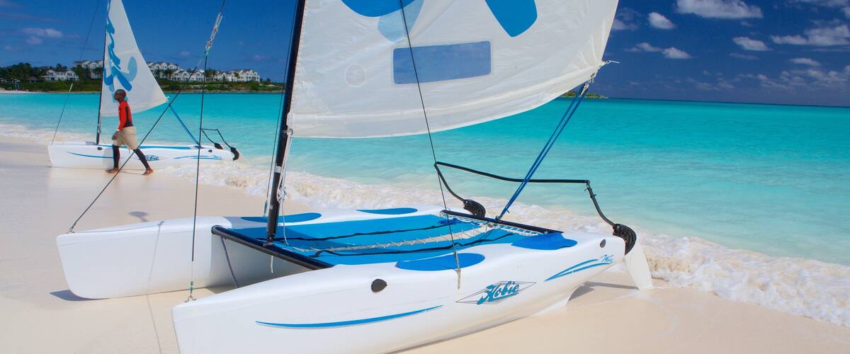 Emerald Bay mostrando vela e uma praia de areia