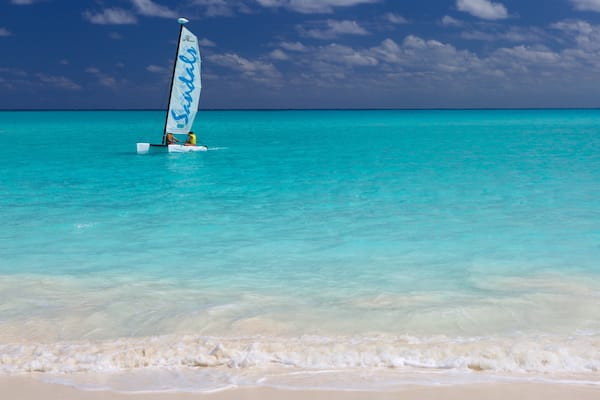 エメラルド ベイ 表示 ビーチ, 常夏の風景 と セーリング