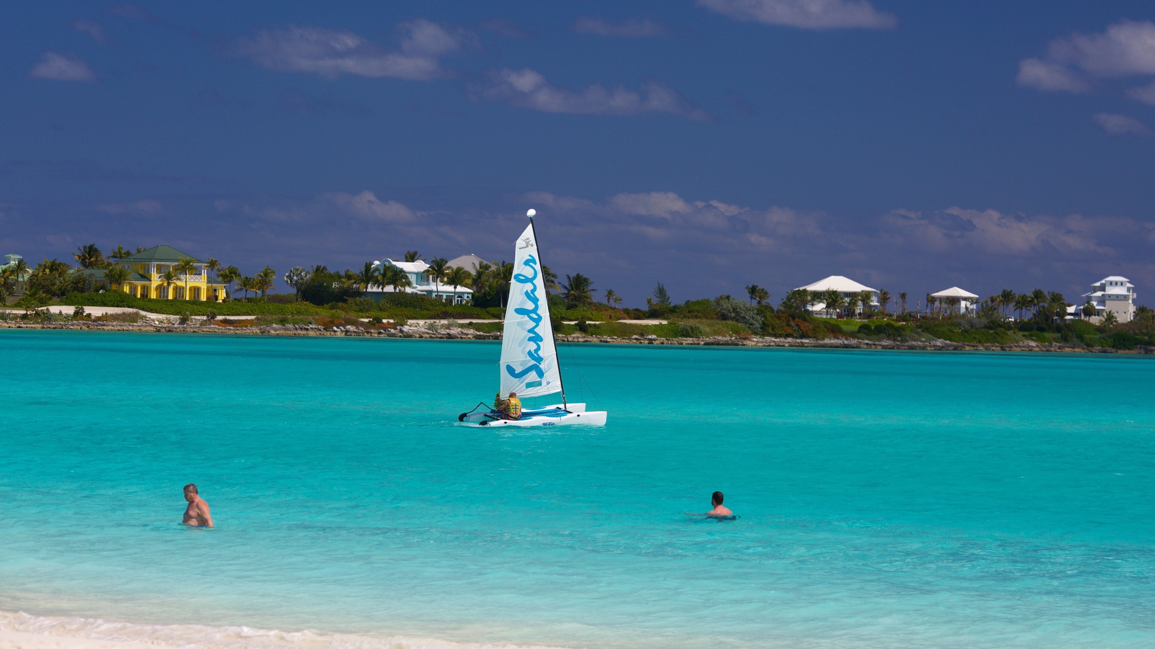 Emerald Bay som viser kyst og seiling i tillegg til en liten gruppe med mennesker