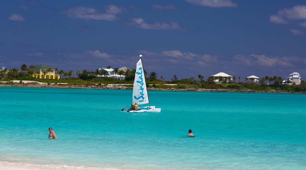 Emerald Bay som viser kyst og seiling i tillegg til en liten gruppe med mennesker