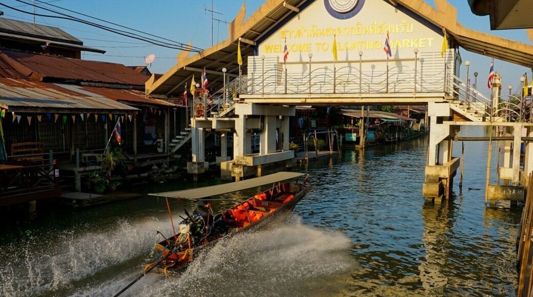 Floating Market Damnoen Saduak Thailand.