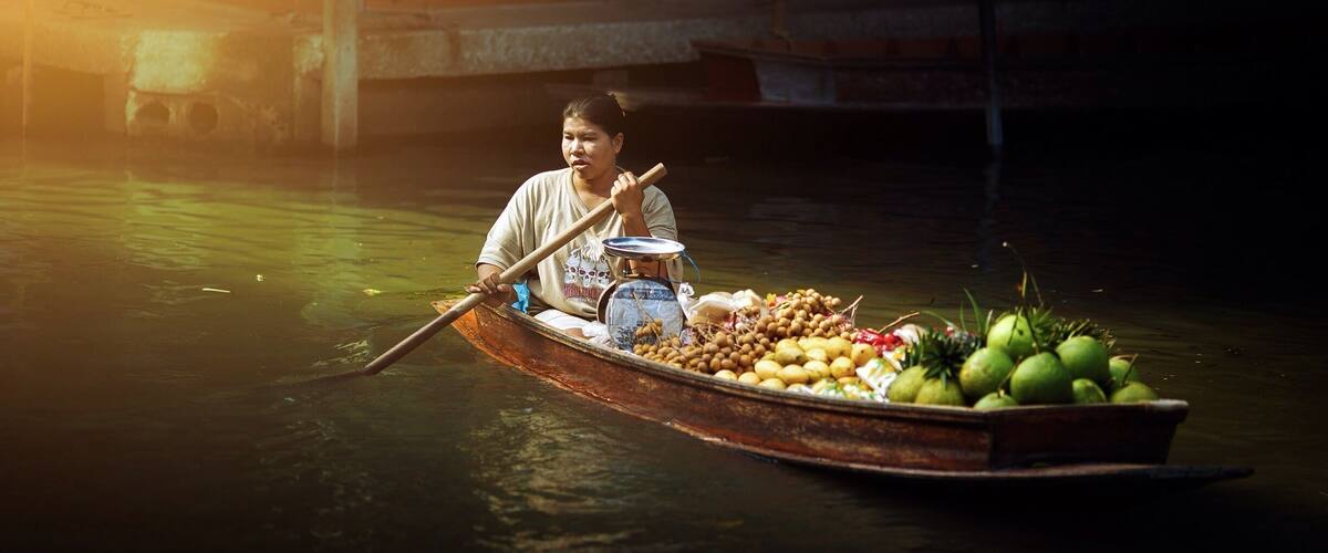 Another shot from the Damnoen Saduak floating market near Bangkok. A very pleasant day trip from the big city. #market #goldenhour