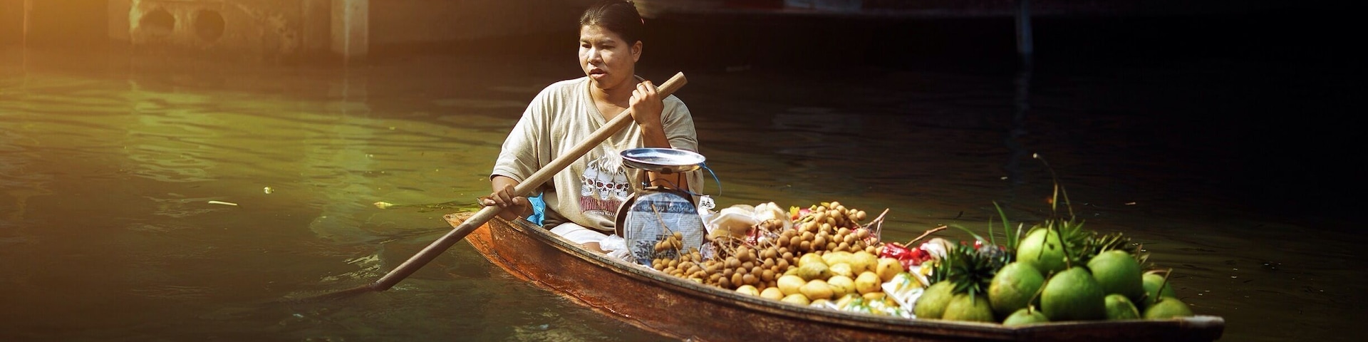 Another shot from the Damnoen Saduak floating market near Bangkok. A very pleasant day trip from the big city. #market #goldenhour