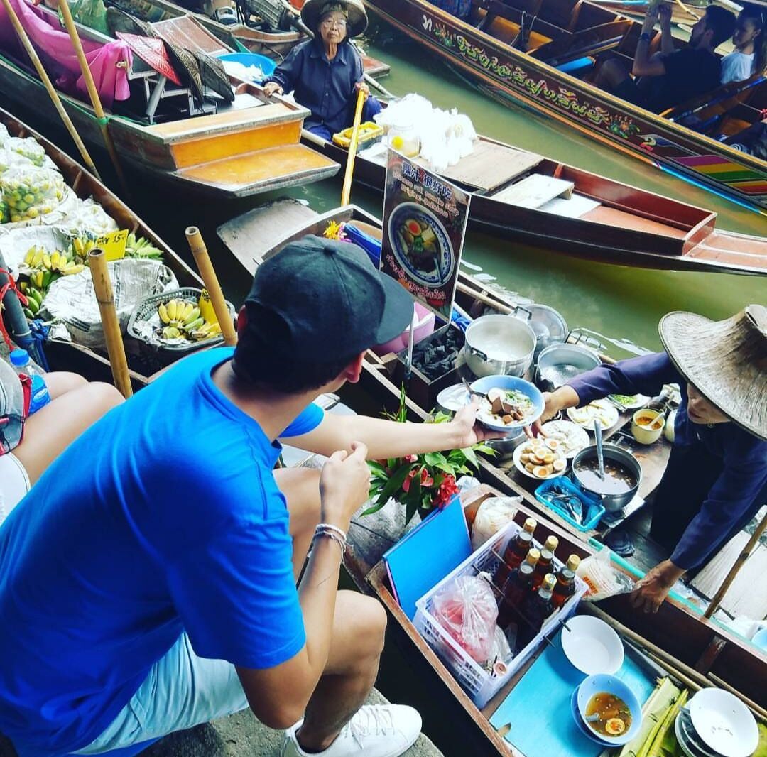 Tried the authentic Chinese roll noodle soup in the gorgeous floating market in Thailand. It's been said that this noodles has been served for more than 150 years. Aroy ma!(delicious) #Culture