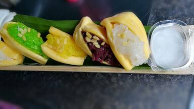 Jackfruit stuffed with glutinous rice sided with coconut milk served in a bamboo tube. This is a traditional and unique dessert in Thailand. This floating market has many local food. There are a lot of seats near the water, so you can enjoy the view of waterfall while eating. #GoodEats
