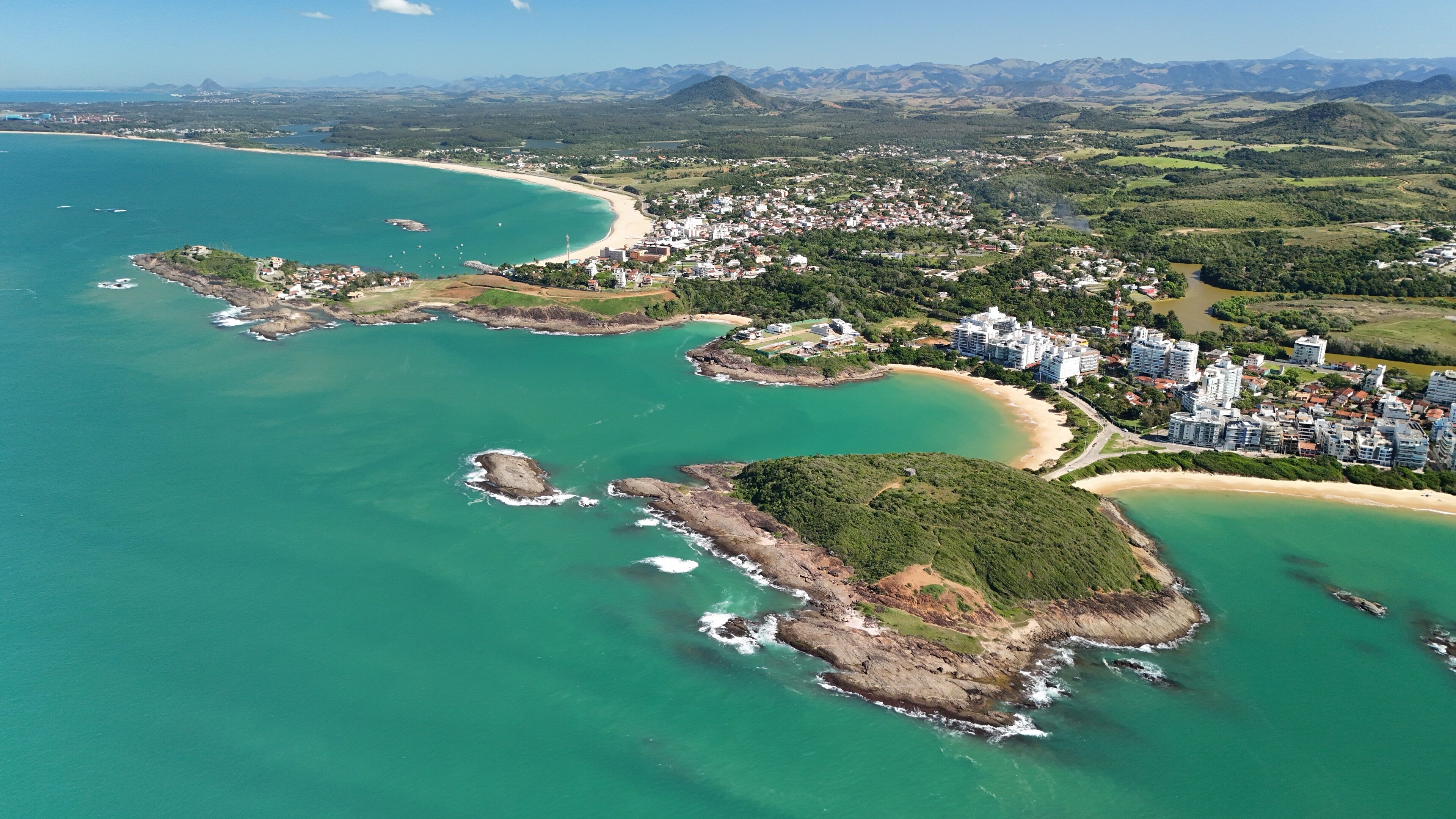 Enseada Azul, comprising the beaches of: Peracanga and Bacutia, etc. with its clear waters and emerald colors, located in the municipality of Guarapari, state of Espírito Santo, Brazil.